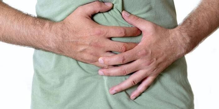 болю в животі можуть бути симптомами гельминтоза