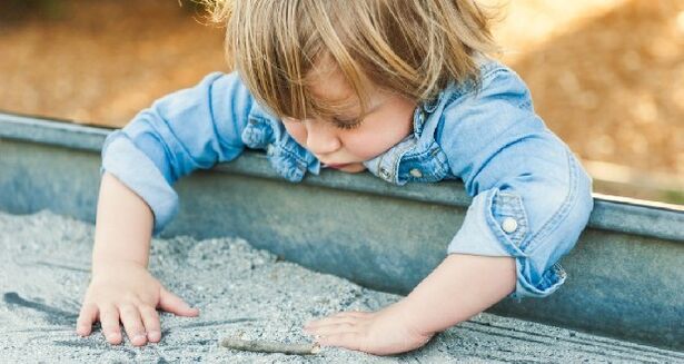 дитина грає в пісочниці і заражається глистами